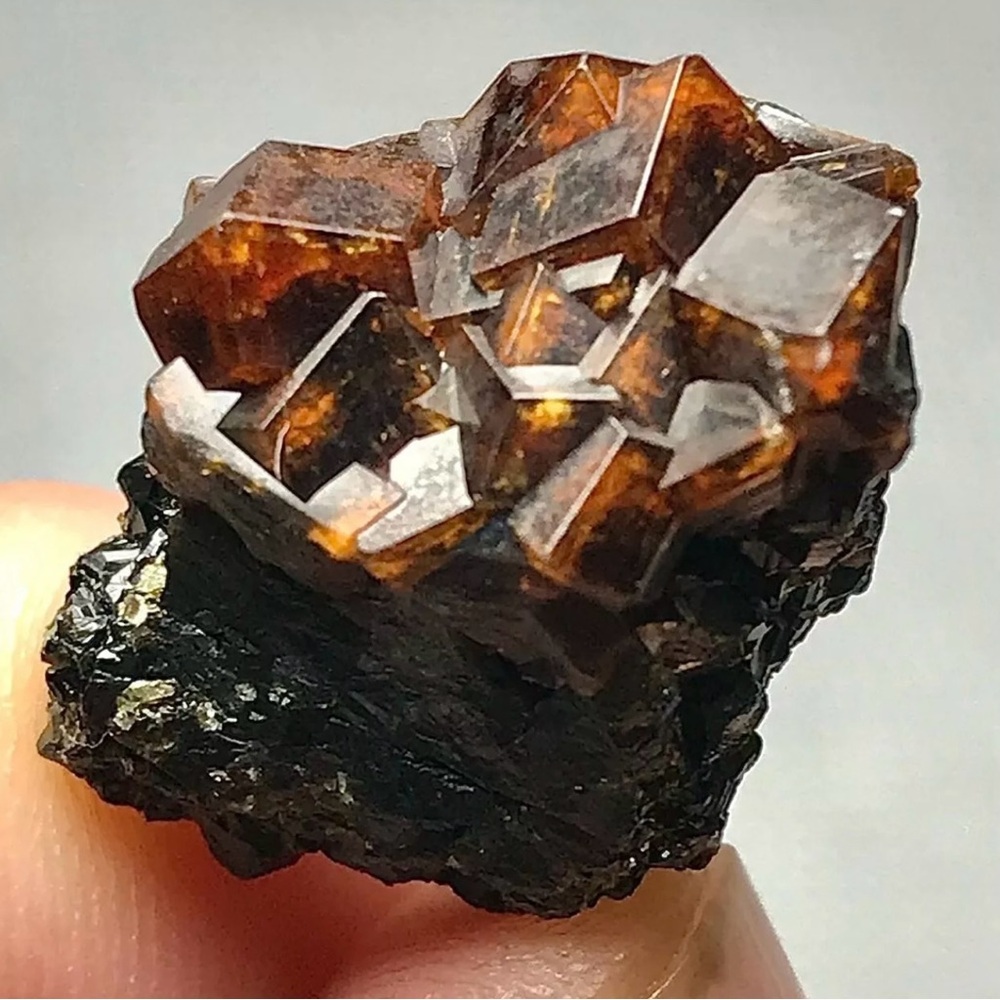 17 Carats Beautiful Garnet Crystals Specimens from Pakistan - Picture 6 of 11